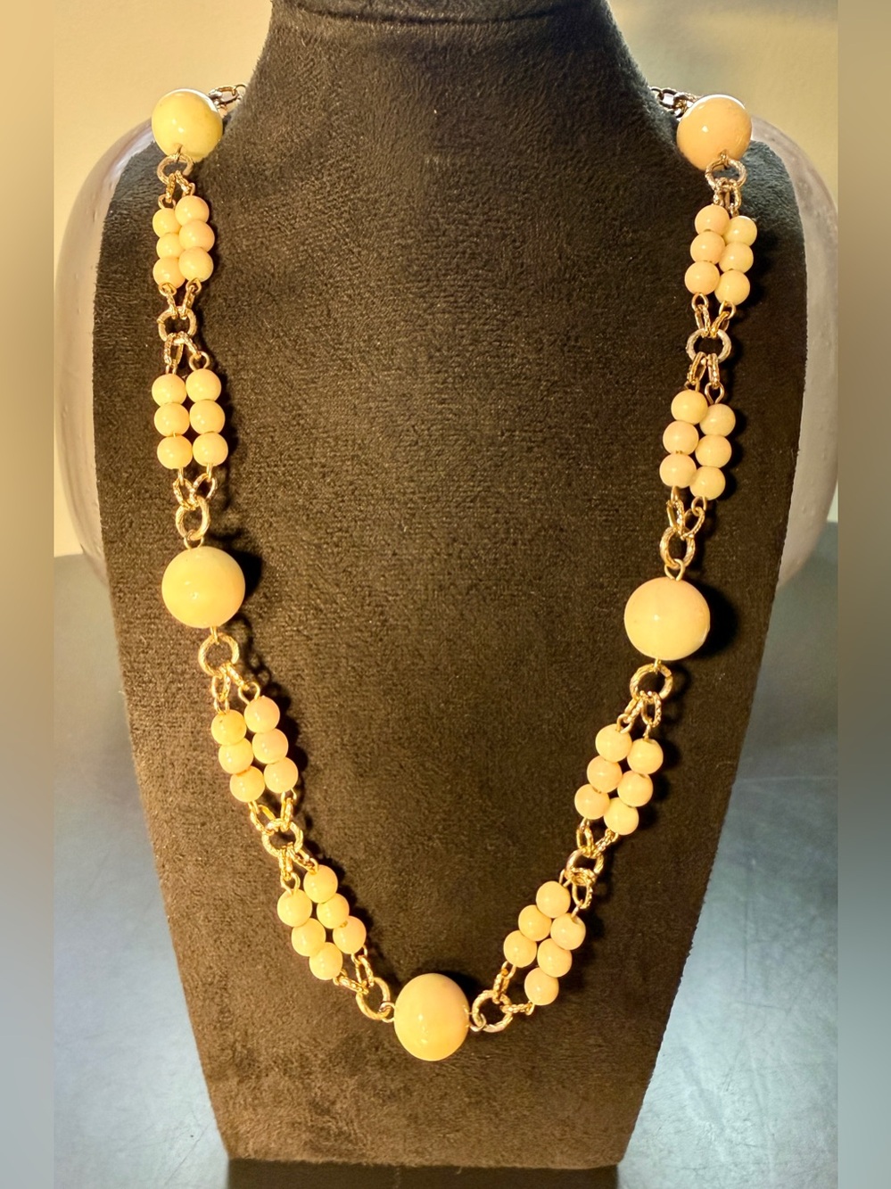 Vintage 1950s/1960s Lightweight Plastic Creamy Bead Gold Tone Necklace